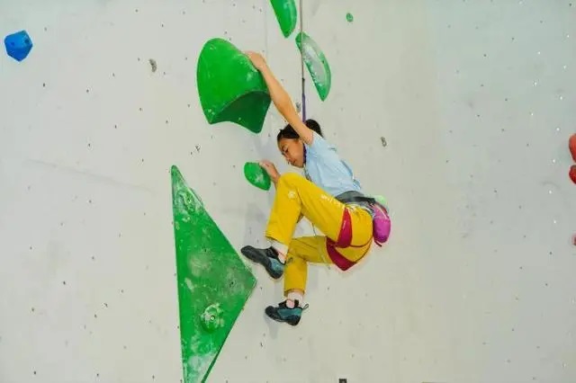 2024年4月16日，全国青少年攀岩公开赛江山站举行，选手在比赛中。中国登山协会供图