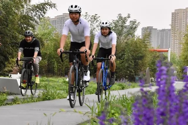2024年4月上旬，一支骑行队伍在西安雁南公园骑行。新华社记者 郑昕摄