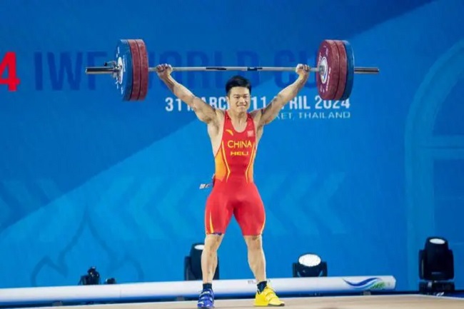 2024年4月4日，石智勇在举重世界杯男子73公斤级比赛中夺得抓举金牌。新华社记者 林昊摄